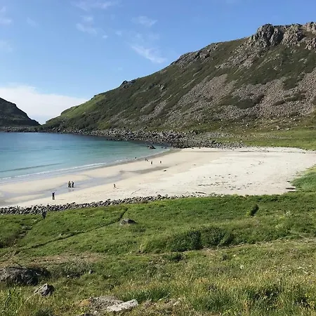 بيت للعطل 160 Year Old Log - Sea Views *