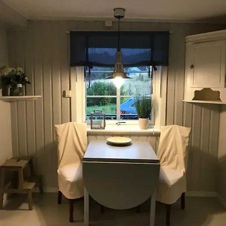 160 Year Old Log - Sea Views * Straumsjoen